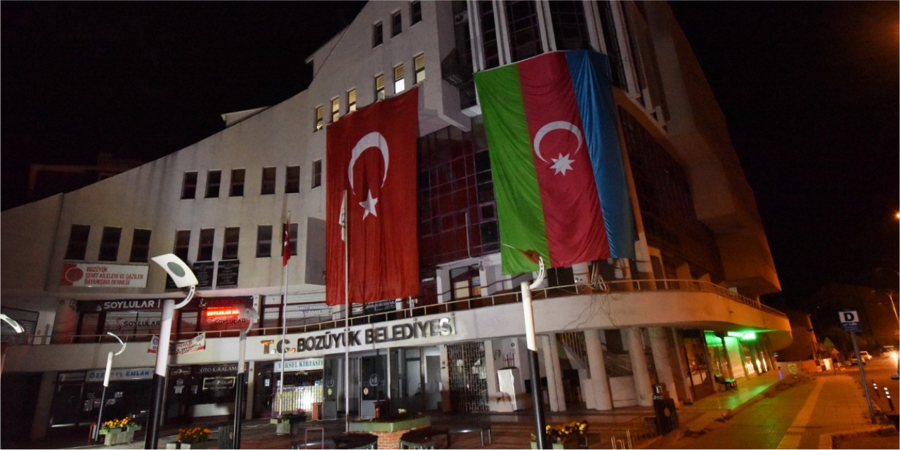 Bozüyük Belediyesi’ne Azerbaycan bayrağı asıldı