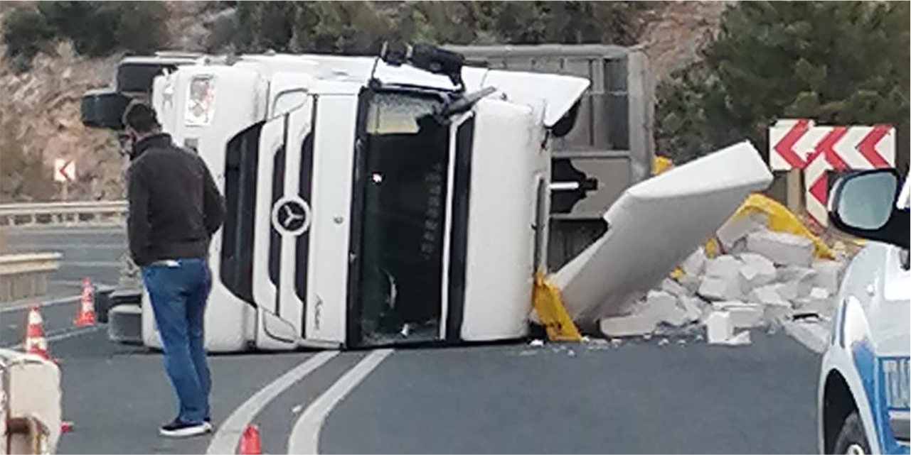 Gülümbe rampalarında tır devrildi