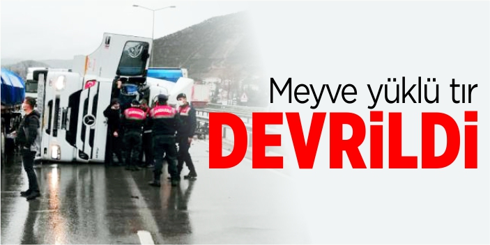 Meyve yüklü tır devrildi