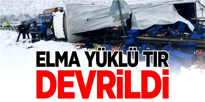 Elma yüklü tır devrildi