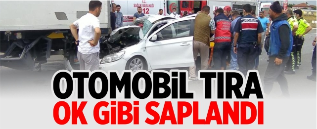 Otomobil tıra ok gibi saplandı