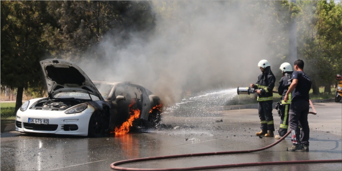 Lüks otomobil alev alev yandı
