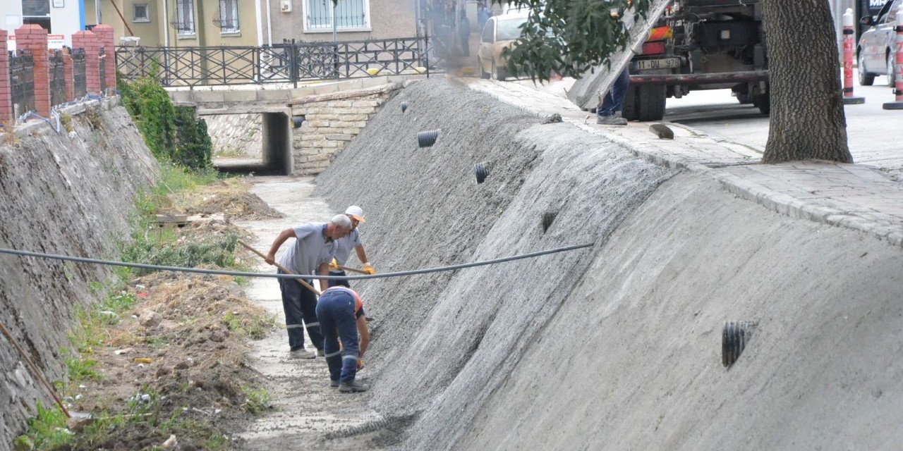 Kanala beton atıldı!