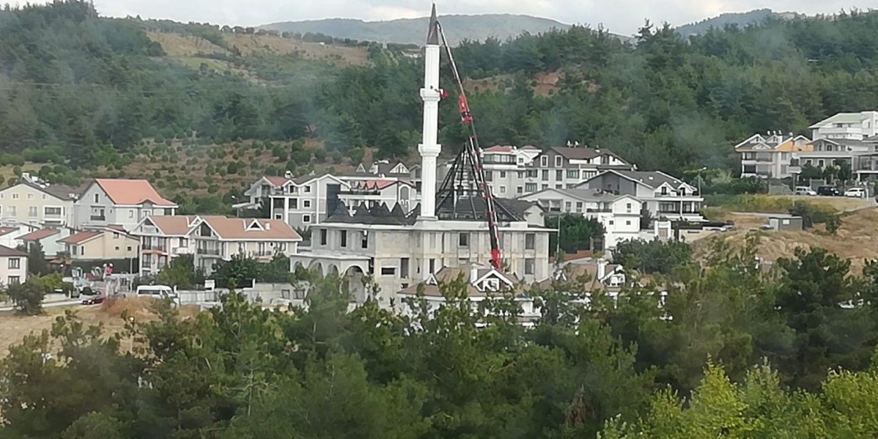 Beşik gibi sallanan minareyi söktüler