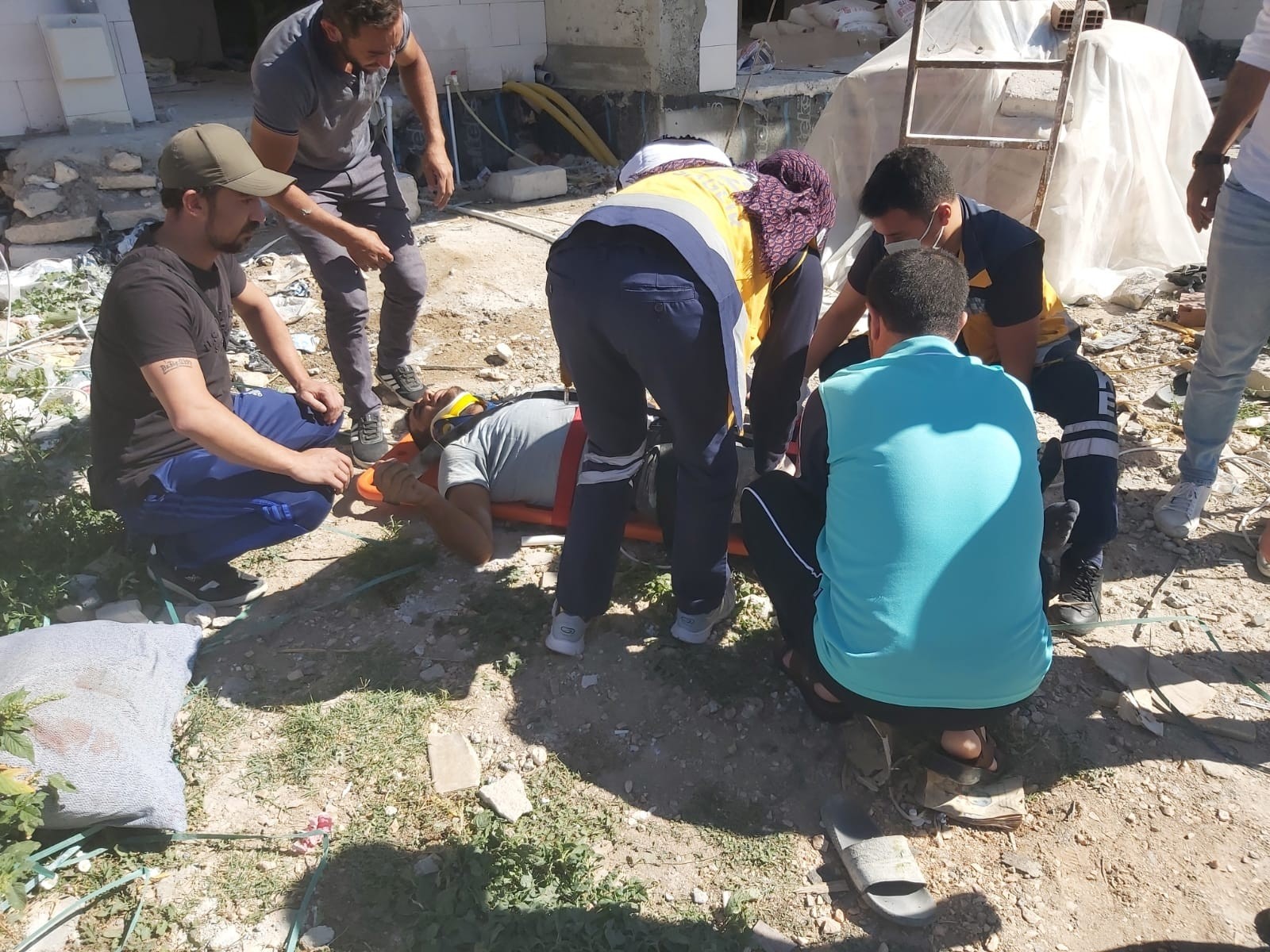 İnşaattan düşen işçi yaralandı