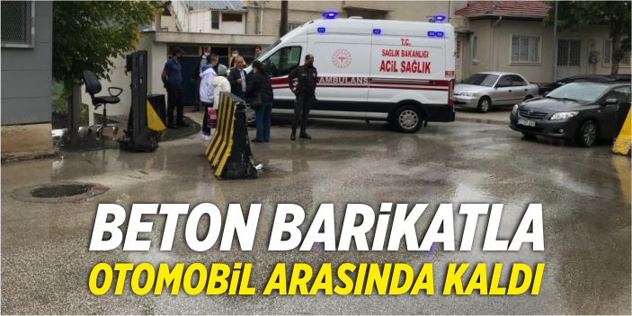 Beton barikatla otomobil arasında kaldı