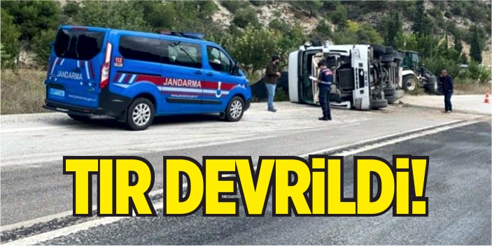 Tır devrildi