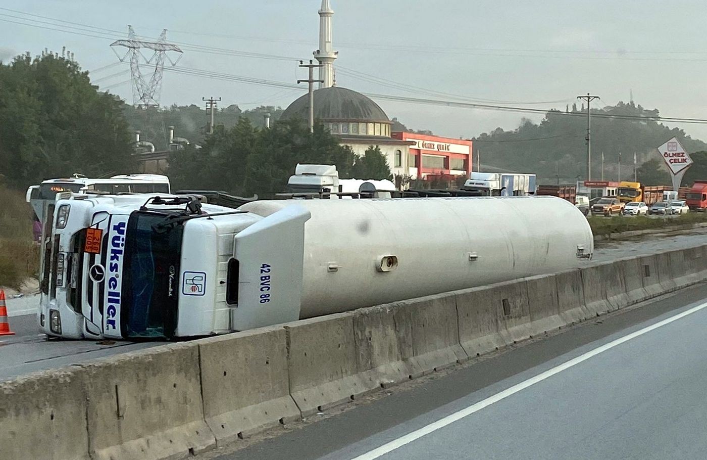 Kontrolden çıkan gaz yüklü tanker yan yattı