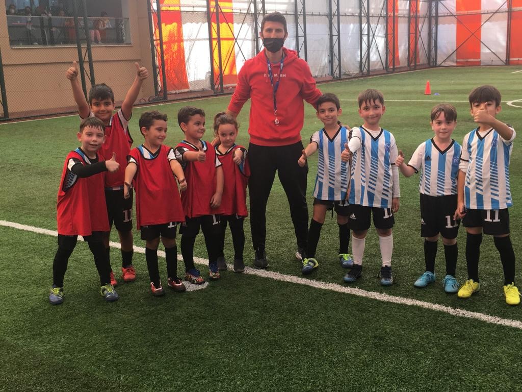 Minikler geleceğin futbolcusu olmak için canla başla çalışıyor