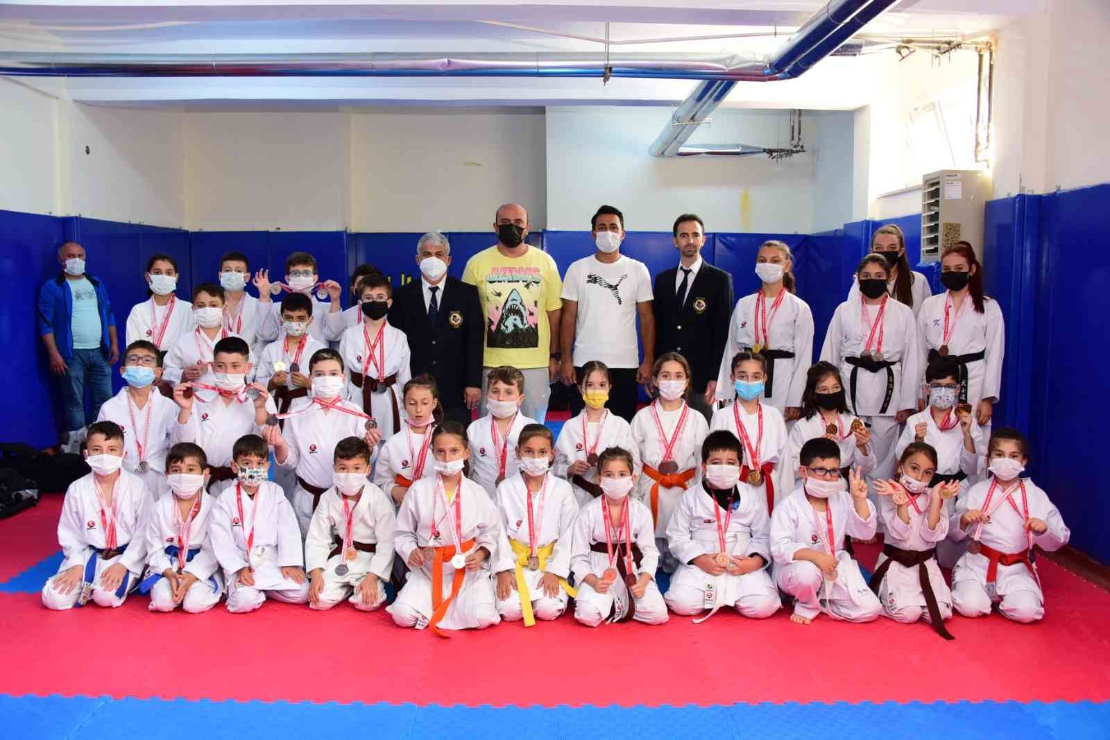 Karate turnuvası şampiyonları madalyalarını aldı