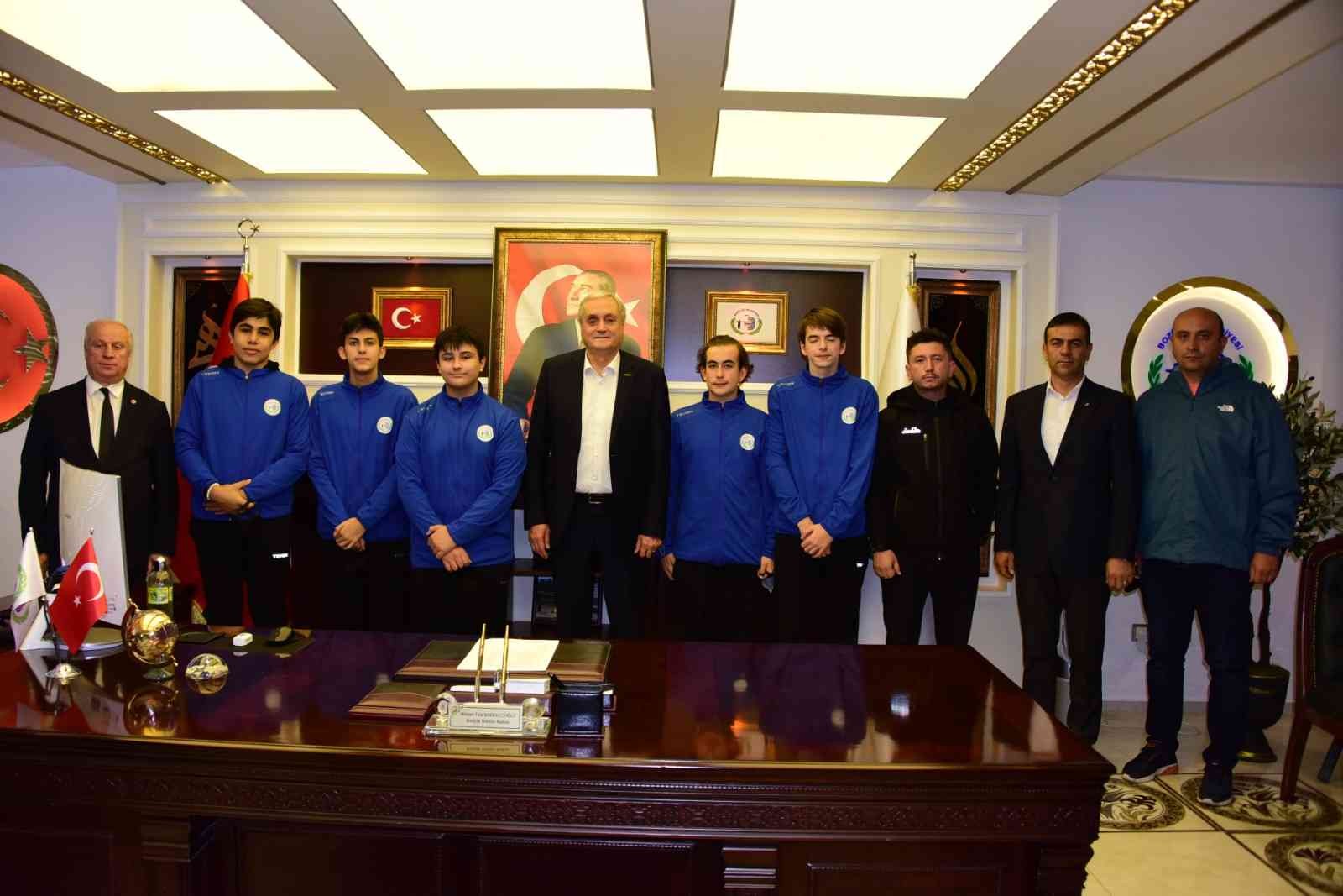 Başkan Bakkalcıoğlu masa tenisi takımına başarılar diledi