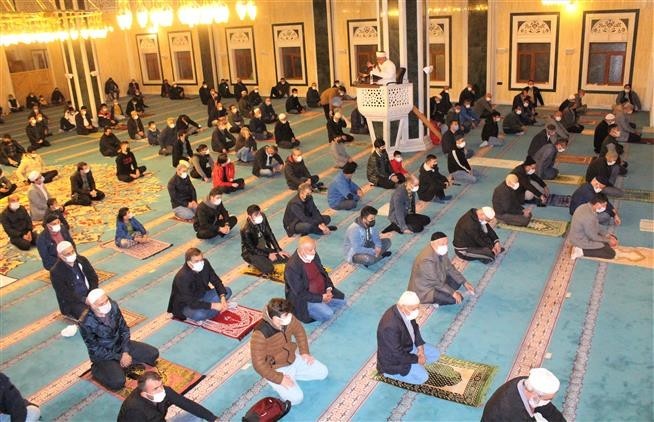 Camiler dolup taştı