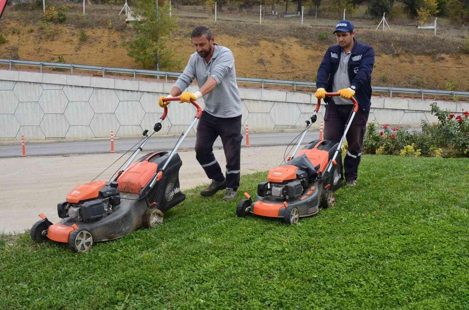 Bozüyük’te yeşil alanlarda sonbahar temizliği