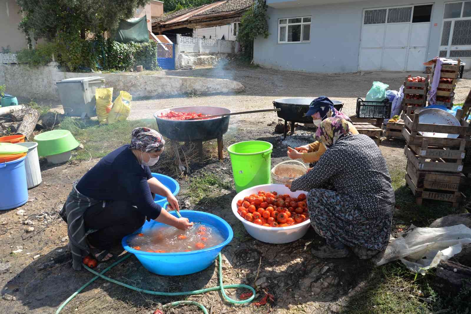 Yıllardır imece usulü ile salça yapılıyor