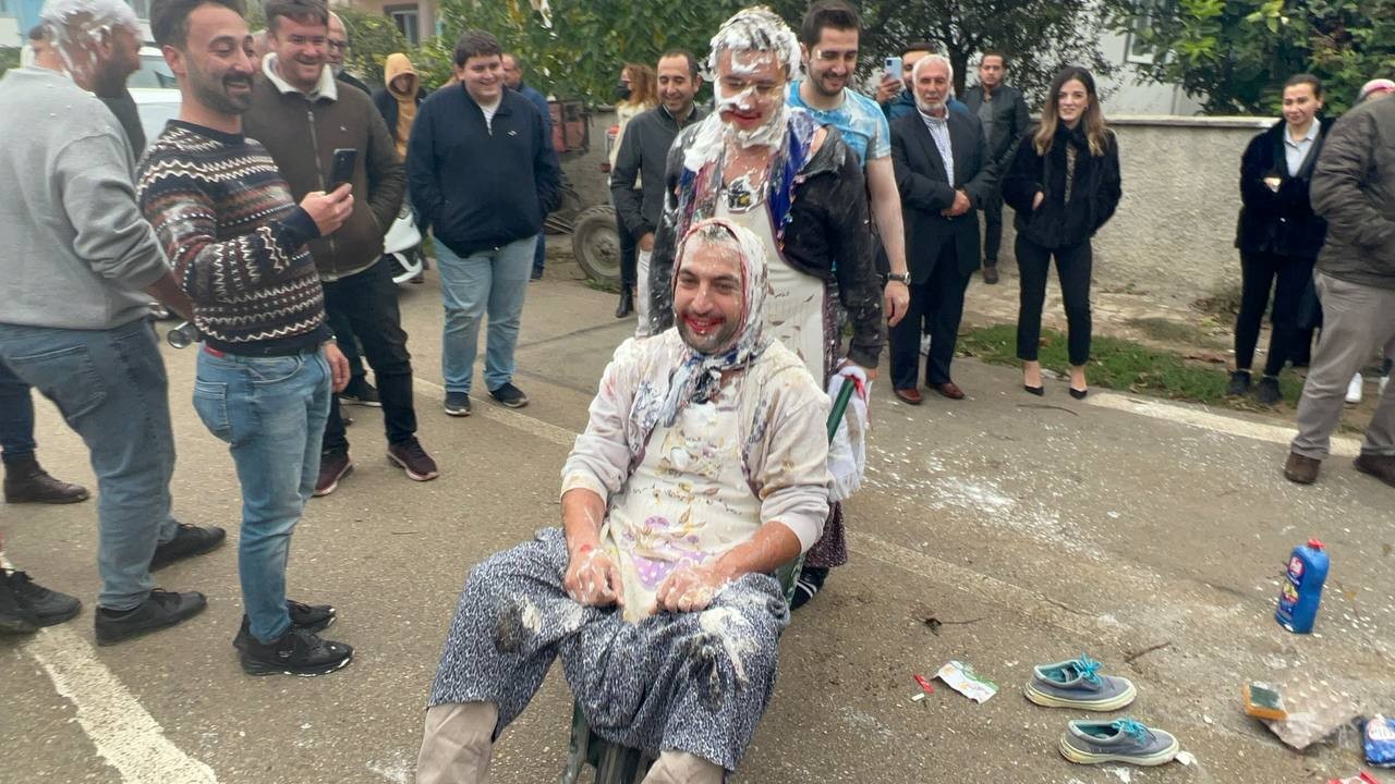 Damada görülmemiş işkence...Önce una buladılar sonra el arabasında gezdirdiler