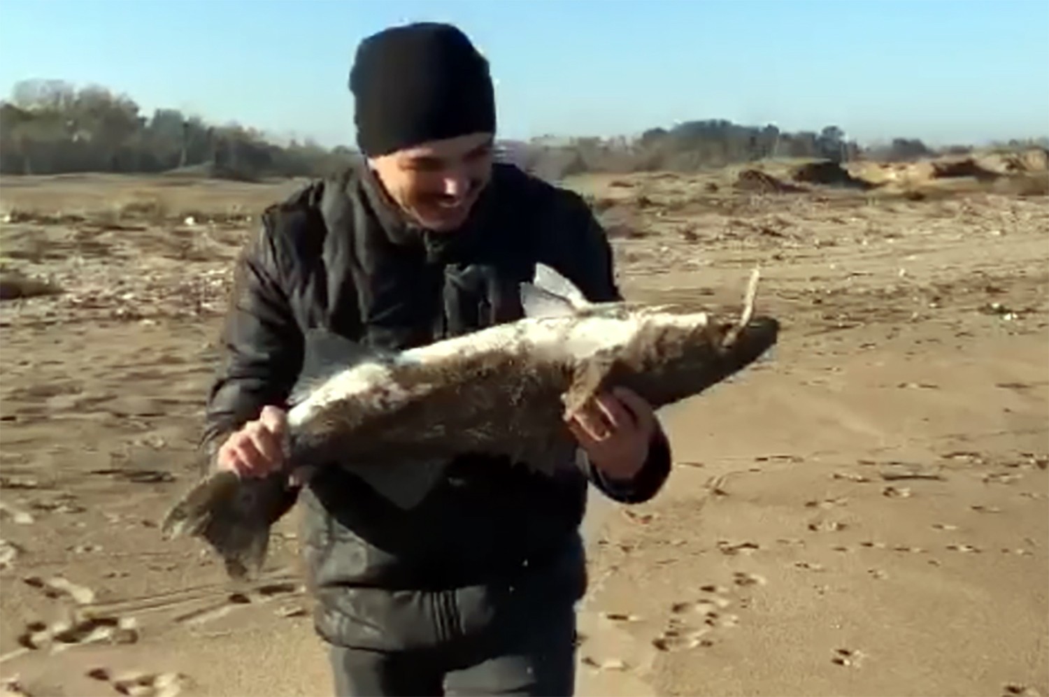 Oltayla 5 kiloluk lüfer yakaladı, böyle sevindi