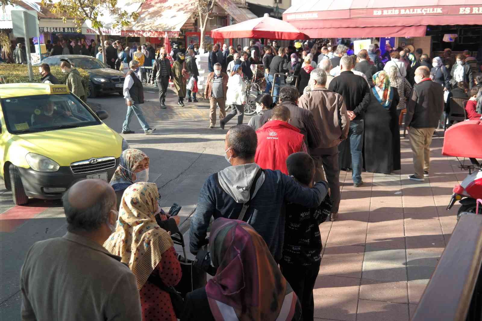 Kilosu 10 TL’ye düşen hamsiyi gören sıraya girdi