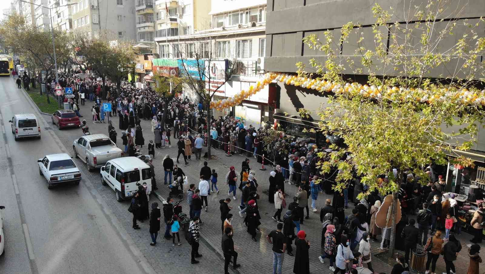 Mağaza açılışında izdiham virüsü unutturdu, polis kalabalığı dağıttı