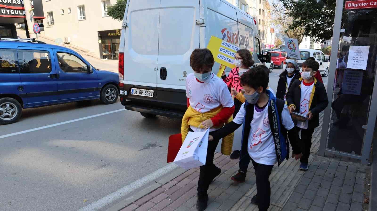 Minik öğrenciler sokak hayvanları için sokakta yürüyüp mama dağıttı