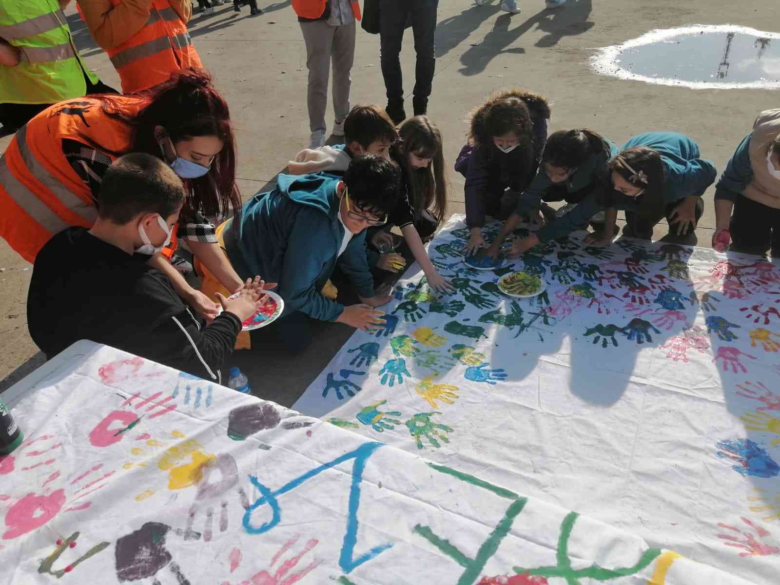 Minik eller, lösemi hastalığına dikkat çekmek için boyadılar