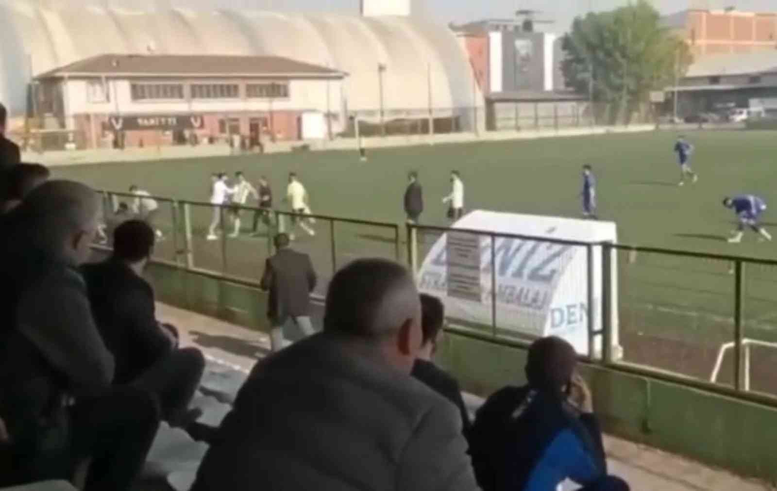 Futbolcuya kramponla saldırdı, o anlar kamerada