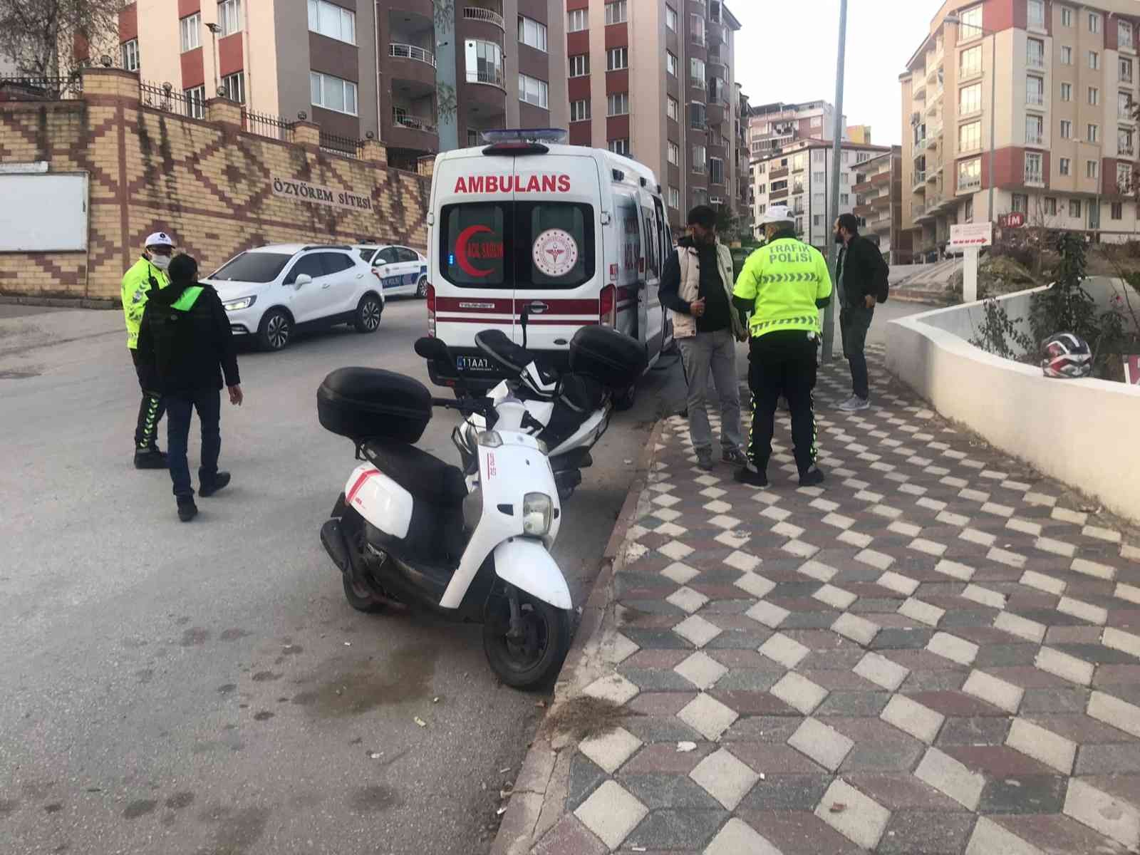 Ehliyetsiz motosikletin sürücüsü 2 yayaya çarparak yaraladı