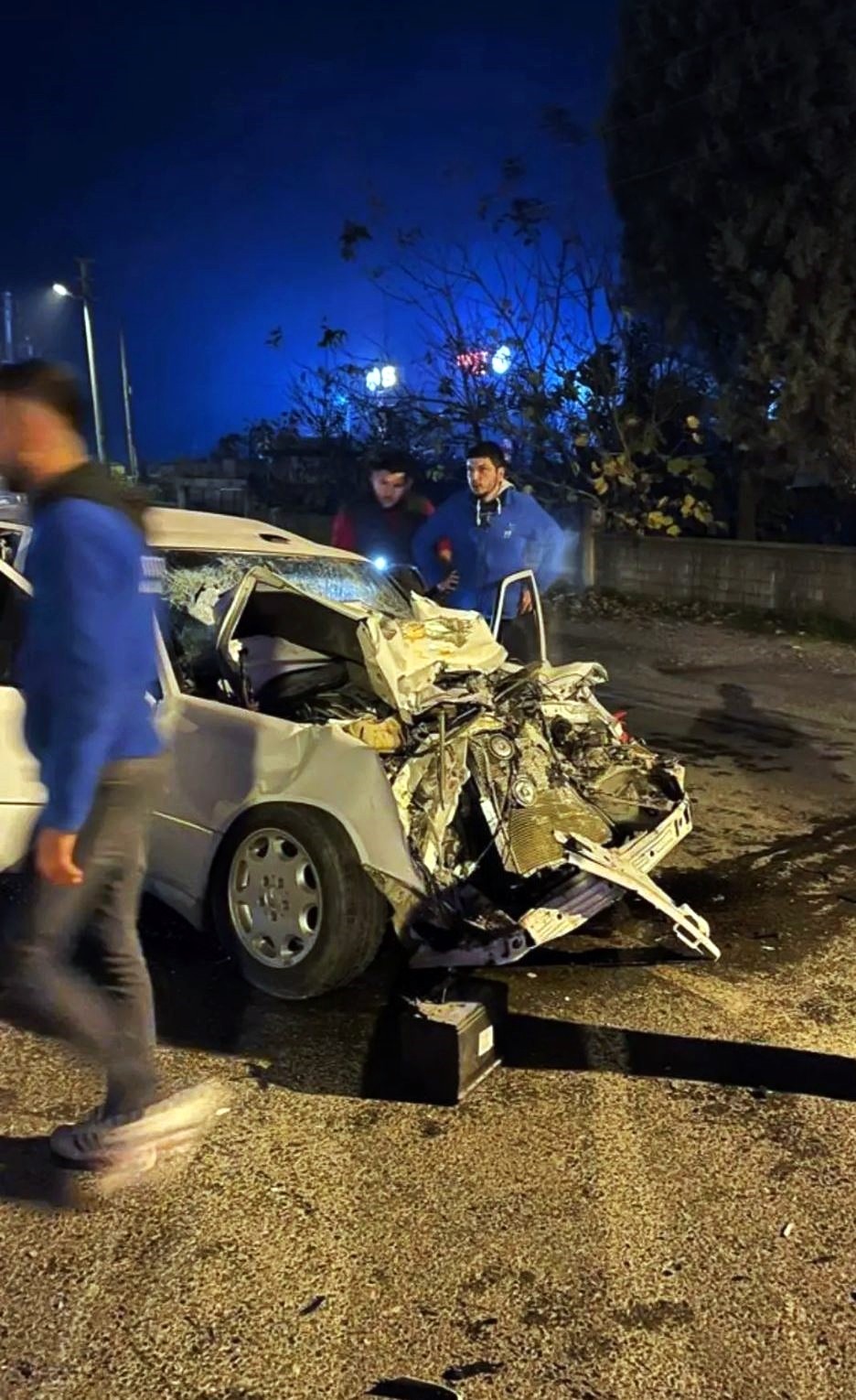 Tır ile otomobil kafa kafaya çarpıştı: 1’i ağır 2 yaralı