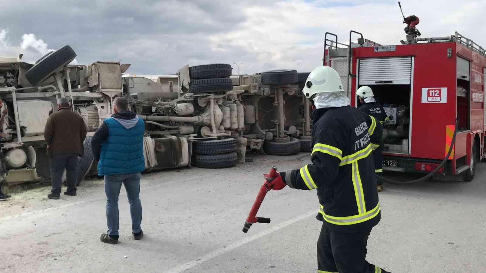 Bilecik’te devrilen kamyonda yangın