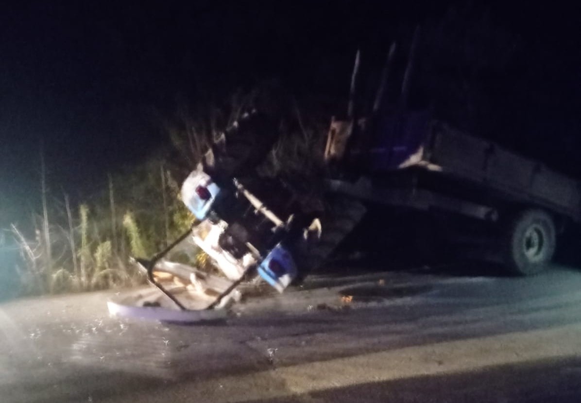 Traktör devrildi, sürücüyü ölümden koruma kabini kurtardı