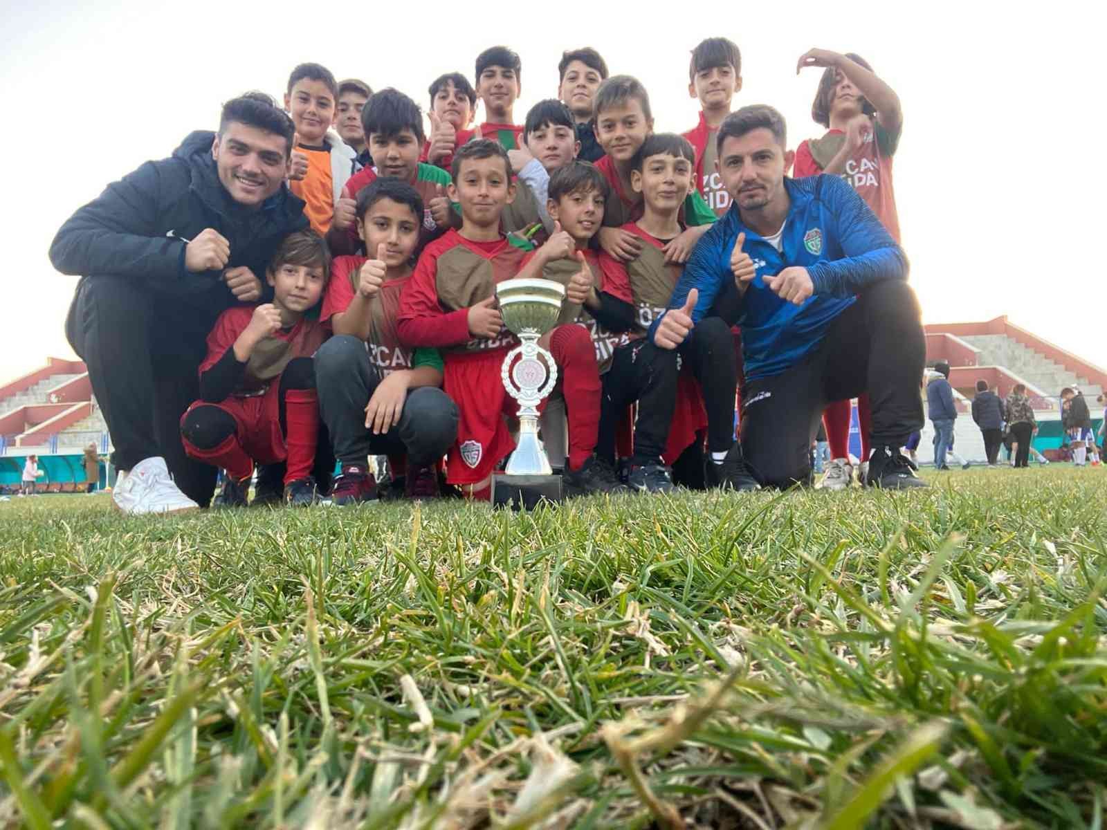 1308 Osmaneli Belediyespor U10 futbol takımı turnuvadan kupayla döndü