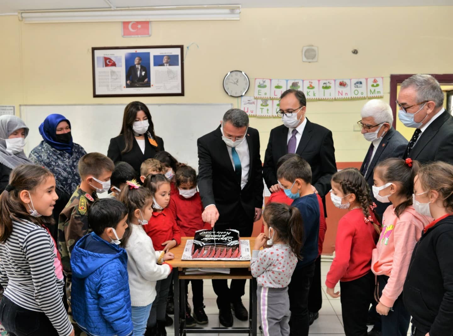 Vali Kızılkaya Öğretmenler Günü’nü okulda kutladı