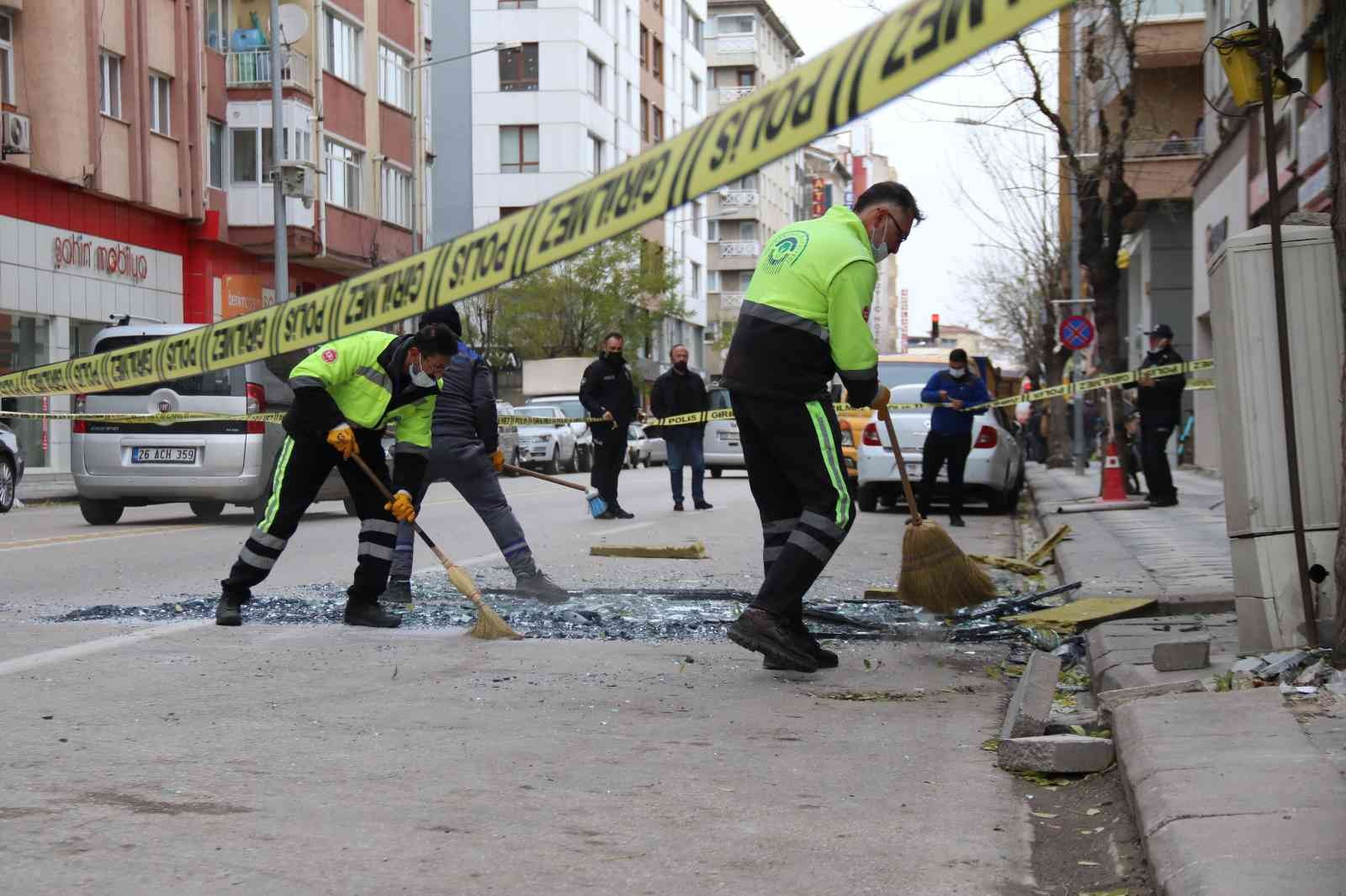 Şiddetli rüzgâr camları düşürdü, 1 araçta maddi hasar oluştu