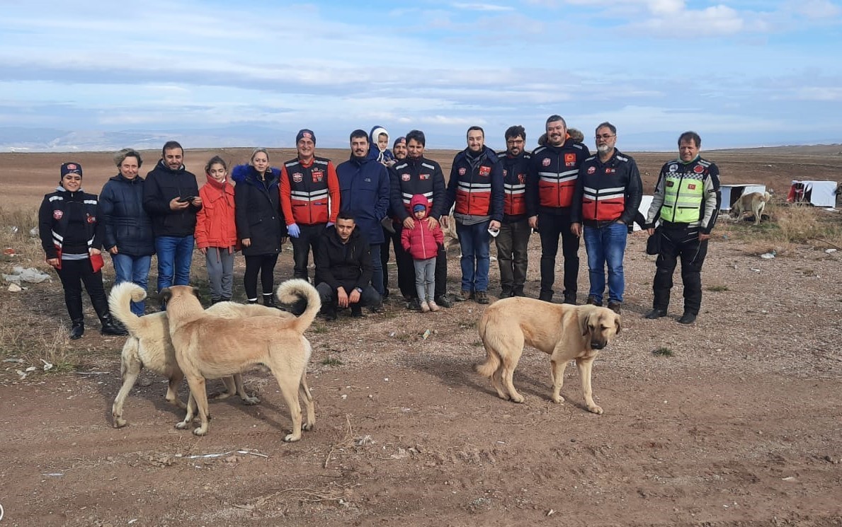 Eskişehirli motosiklet tutkunları sokak hayvanlarını unutmadı