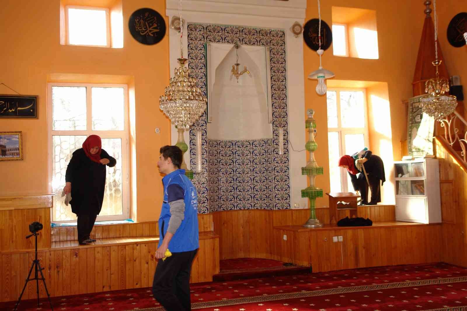 Gönüllü gençler her hafta bir cami veya okulu dip bucak temizliyor