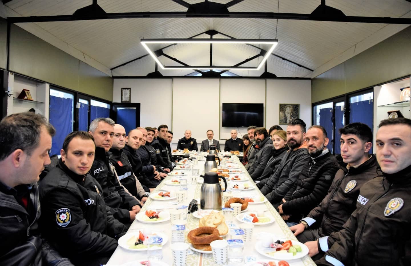 Vali Kızılkaya polis memurlarıyla kahvaltıda buluştu