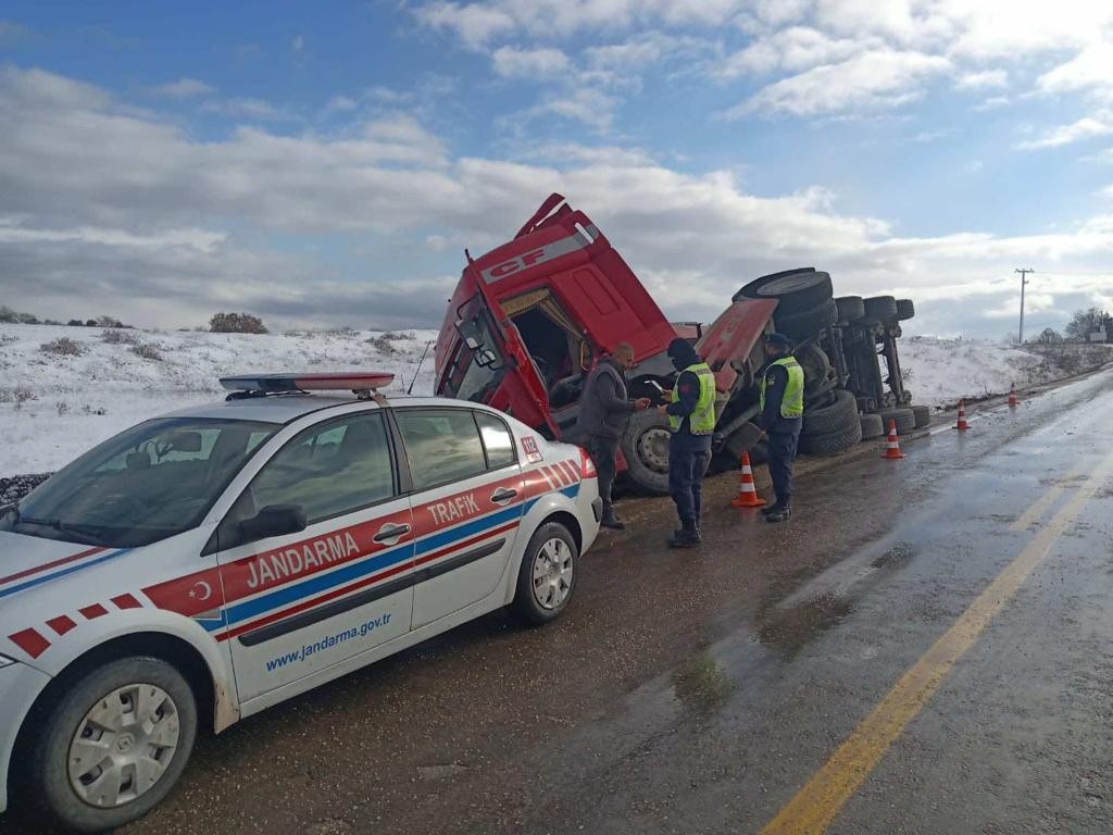 Bilecik-Bursa karayolu kısa süreliğine trafiğe kapandı