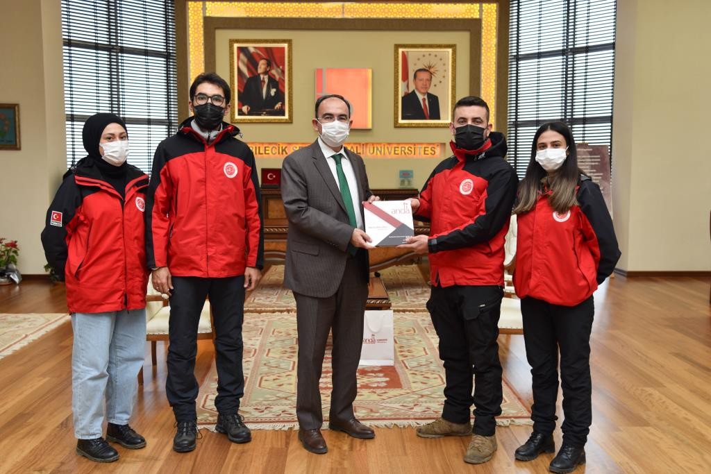 Arama kurtarma faaliyetleri konusunda Rektör Beydemir’i bilgilendirdiler