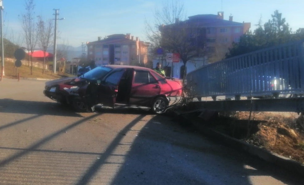 Virajı alamayan otomobil korkuluklara çarptı