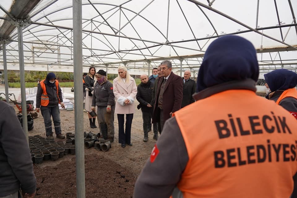 Başkan Şahin sera alanını inceledi