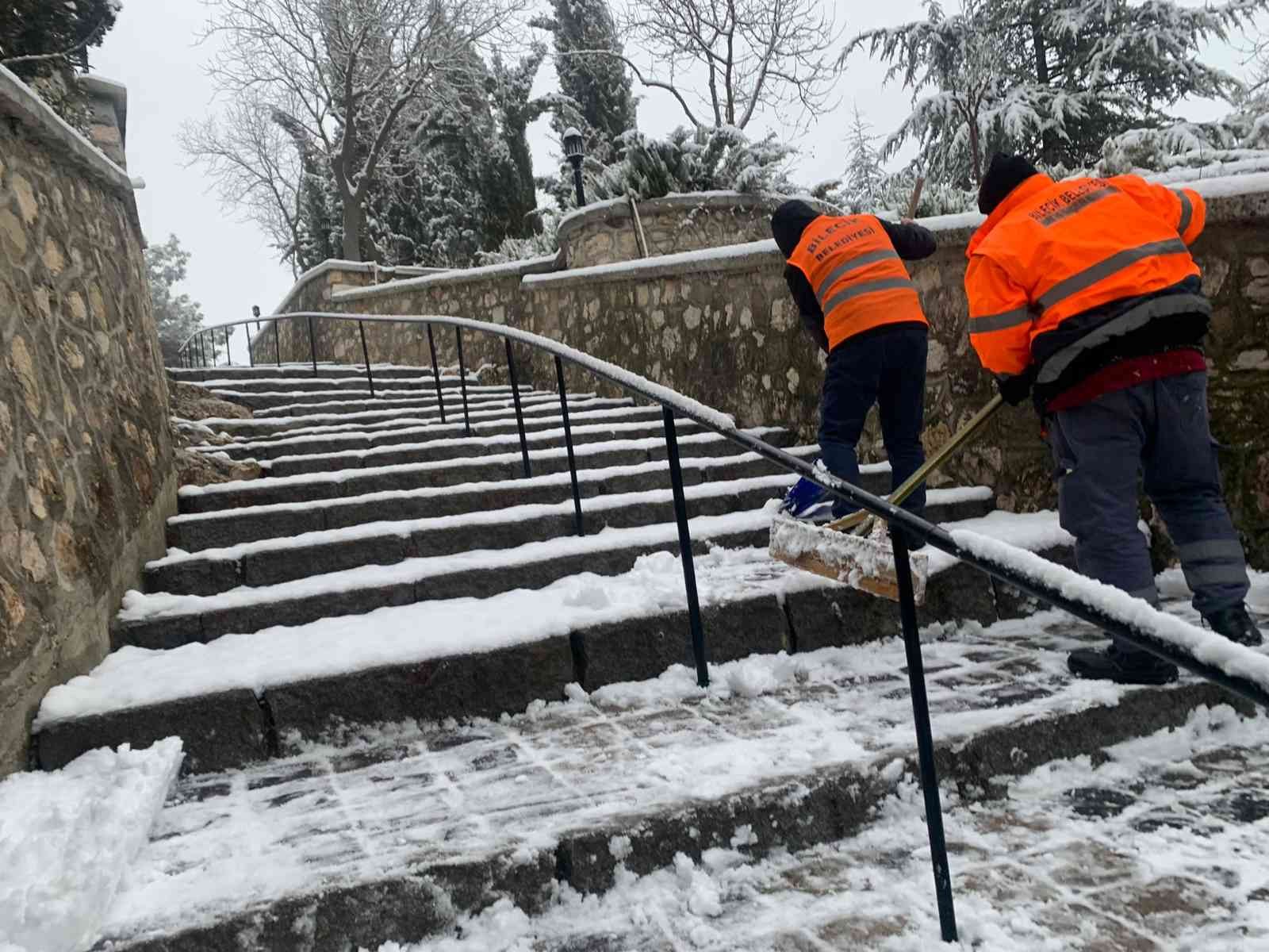 Şeyh Edebali Türbesi’nde ekiplerin kar mesaisi