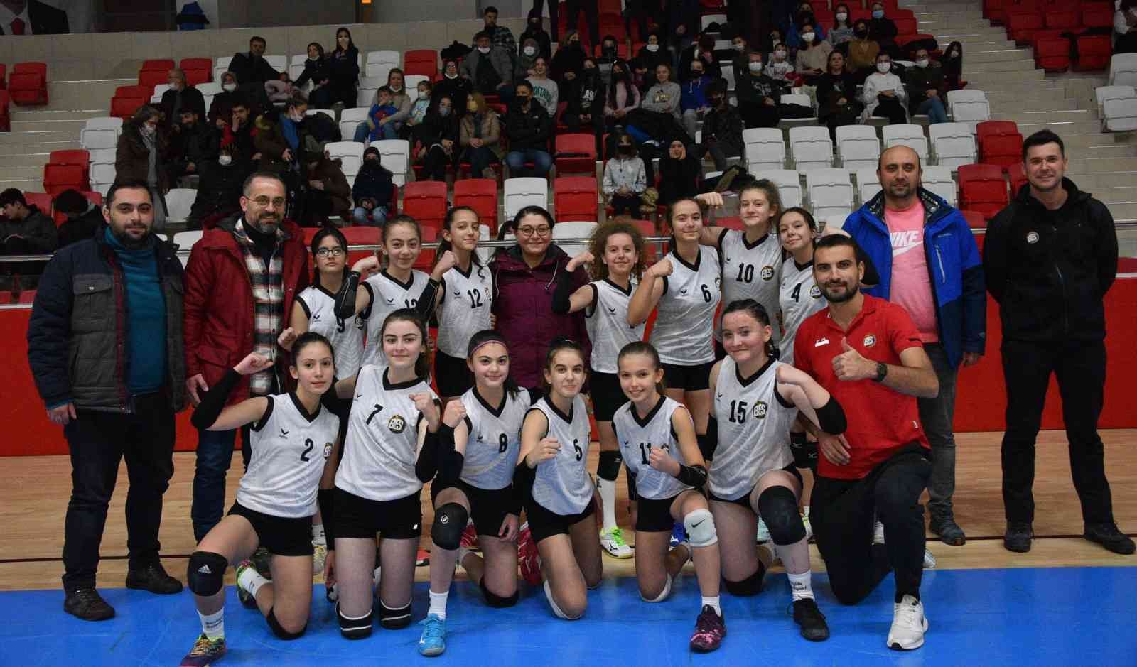 Voleybol küçük kızlarda bir galibiyet bir yenilgi