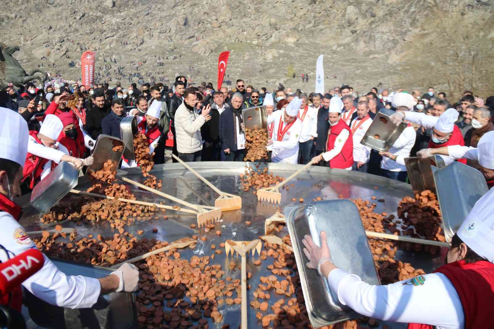 Dövme Sucuk Festivali’nde dünyanın en büyük sucuklu yumurtası