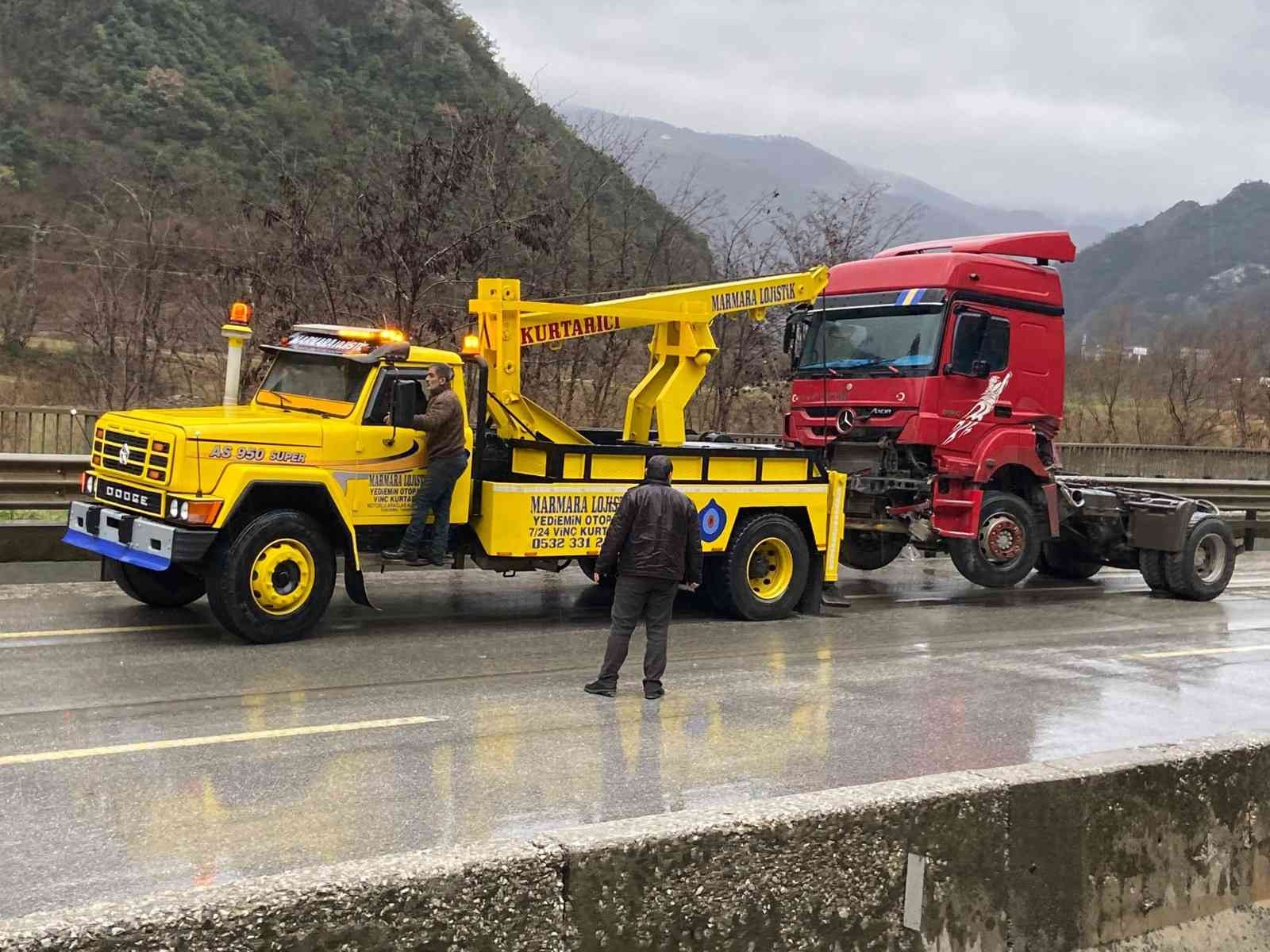 Bariyerleri aşan tır karşı şeride geçti