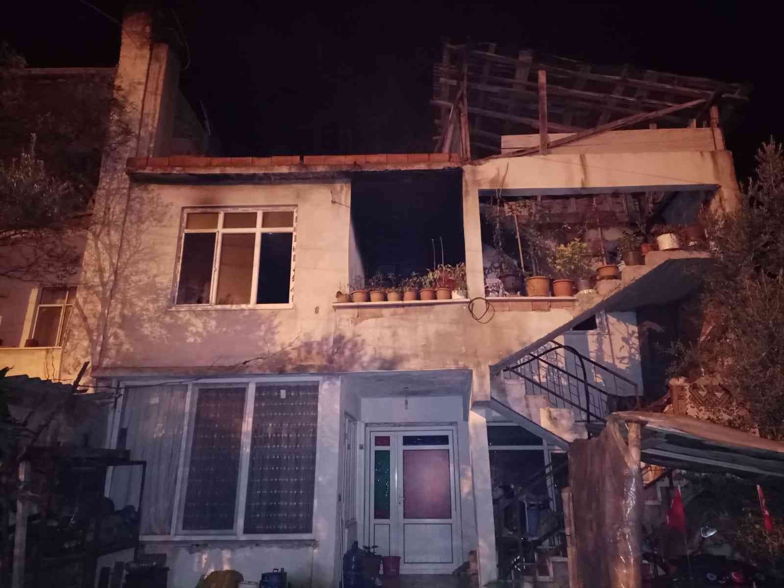 Osmaneli’de 2 katlı evde yangın