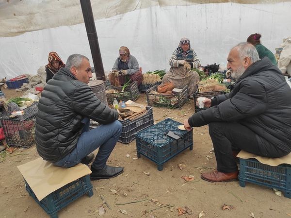 Başkan Kepez, serada üreticileri ziyaret etti