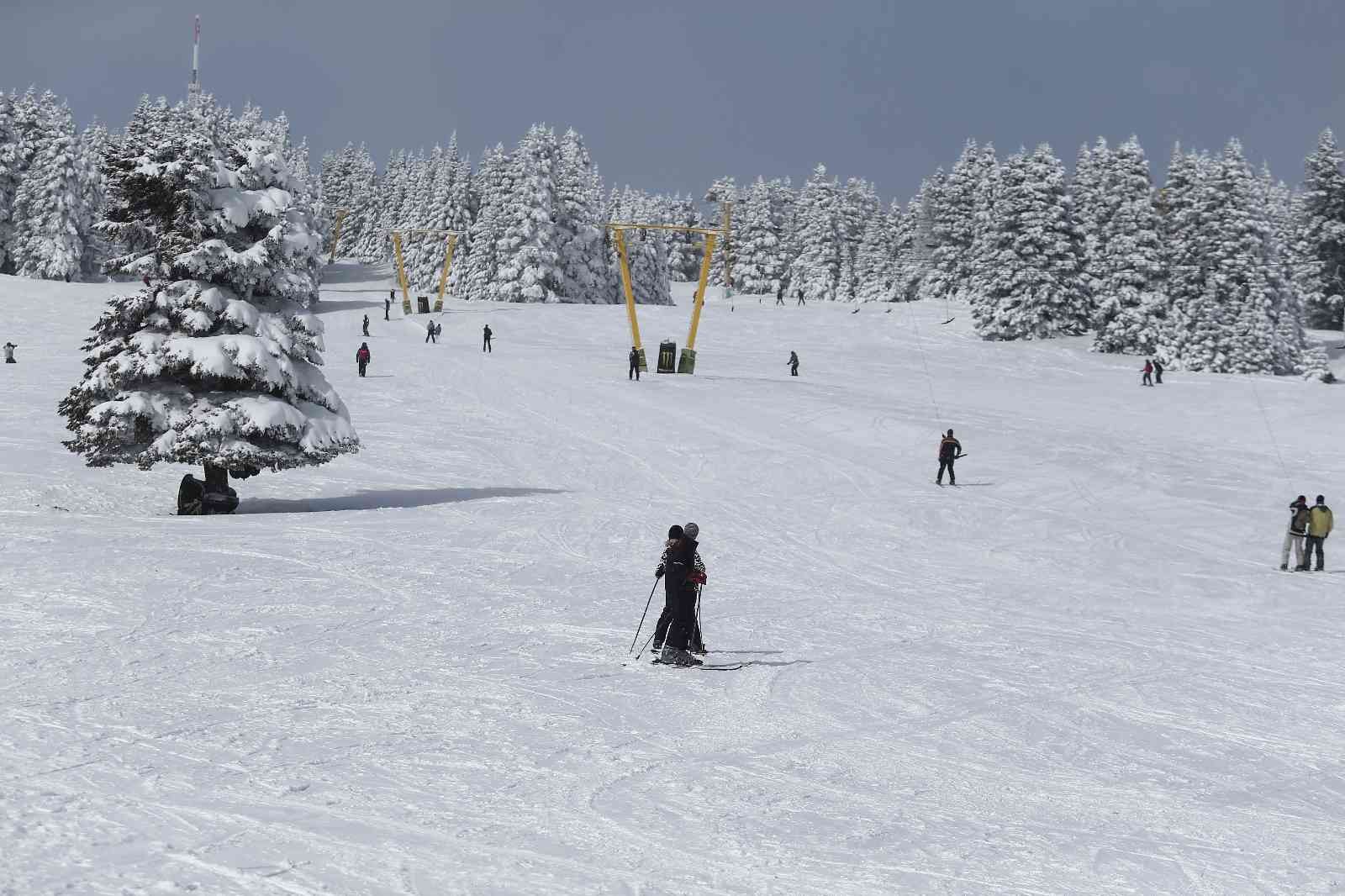 Uludağ’da güneşli havada kayak keyfi
