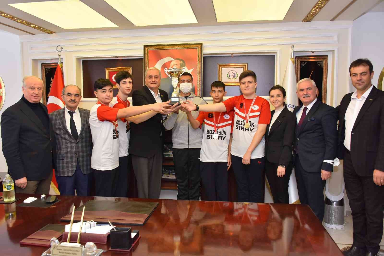 Bakkalcıoğlu’ndan dart şampiyonlarına  ödül