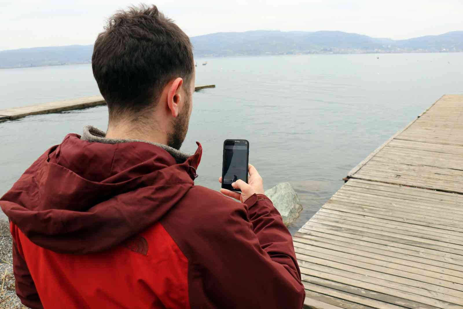 Nesli tükenmekte olan su samurunu görünce telefonuna sarıldı