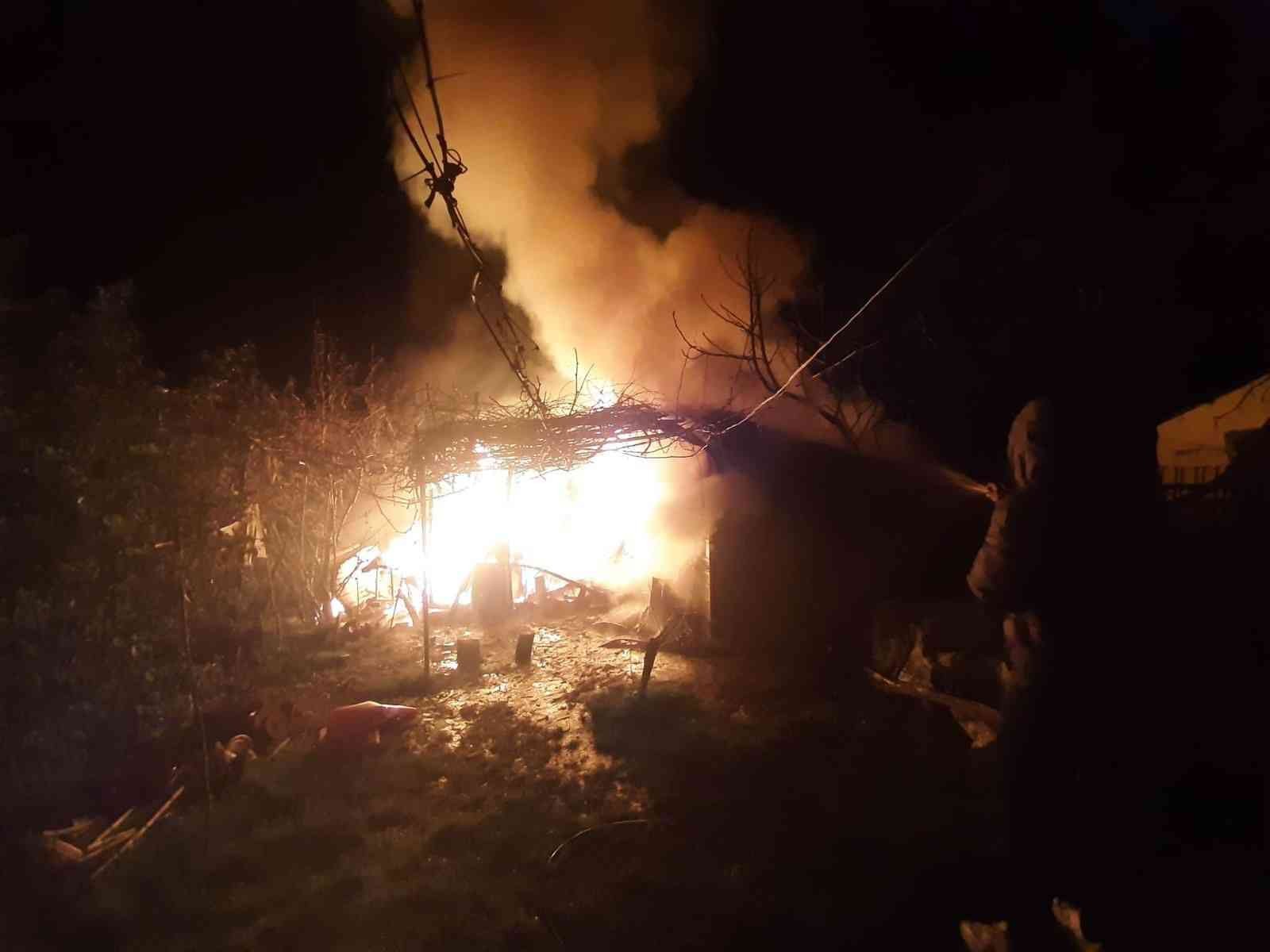 Alev alev yanan baraka itfaiye ve jandarma tarafından söndürüldü