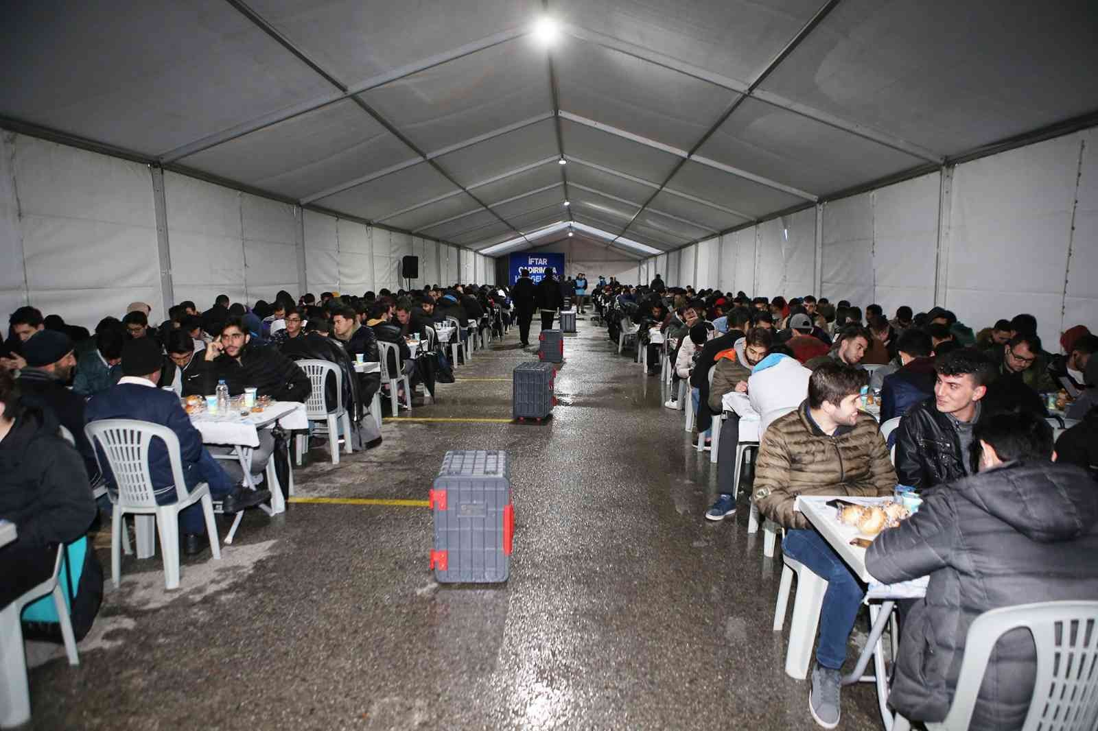 Farklı ülkeden binlerce öğrenci orucunu aynı sofrada açıyor